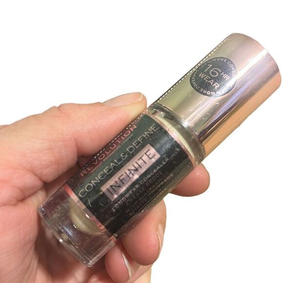 Makeup Revolution‎ Conceal & glow Foundation F1.5 - Picture 1 of 4